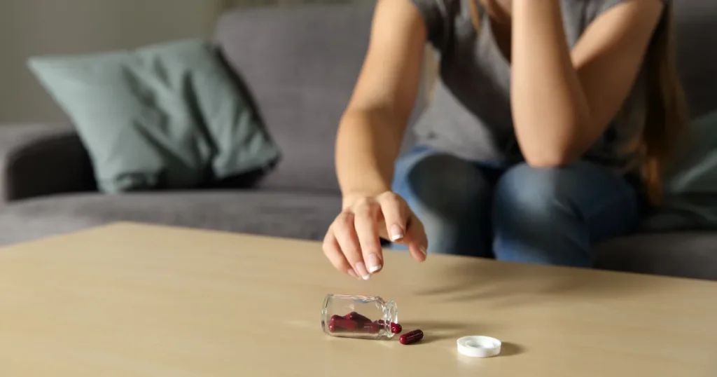 pessoa pegando remédio e pensando "o que vou sentir se tomar um antidepressivo"